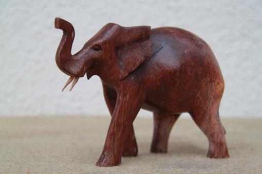 Elefant aus Holz - Rüssel nach oben 