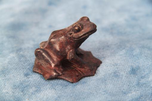 Frosch Bronze sitzend auf Blatt 5x5 cm 