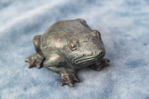 Frosch bronze bläulich still  9x 9 cm 