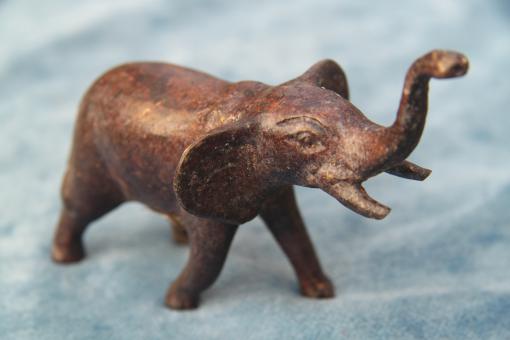 Elefant aus Bronze 14x6x8 cm 