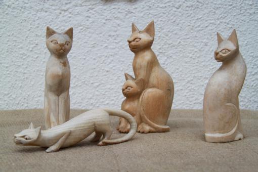 Katzen aus Holz Katze rückwärts schauend